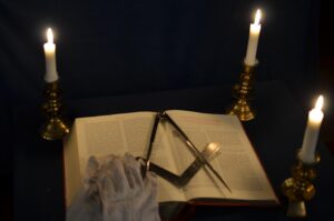Buch mit Handschuh und Kerzen